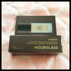 ⭐️ NIB Vanish Seamless Finish Liquid Foundation ⭐️